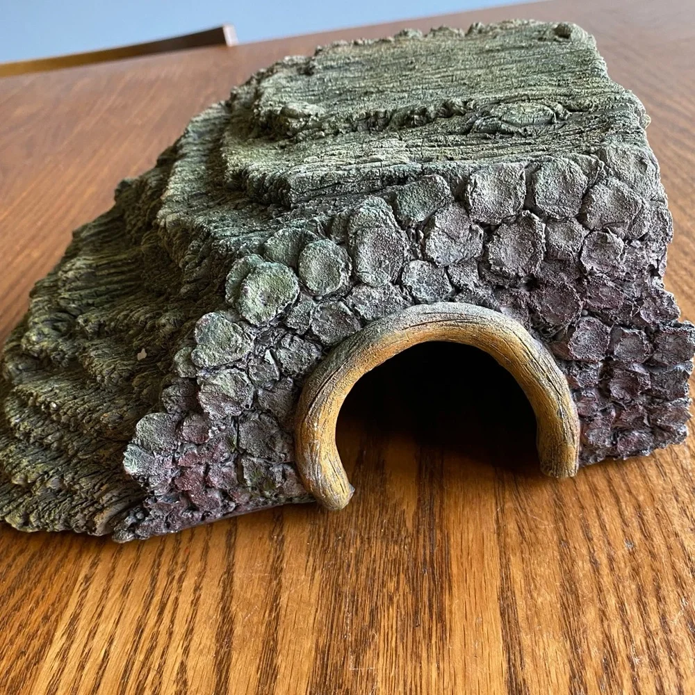 Aquarium Cave Hideout